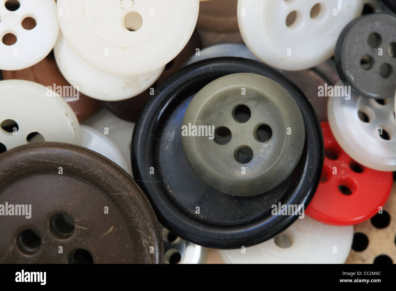 Immagine macro di molti diversi vecchi pulsanti utilizzati Foto Stock