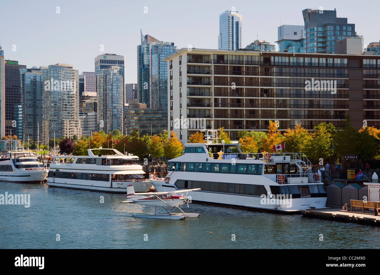 Yachts e flottazione piano sul lungomare nel centro cittadino di Vancouver, British Columbia, Canada Foto Stock