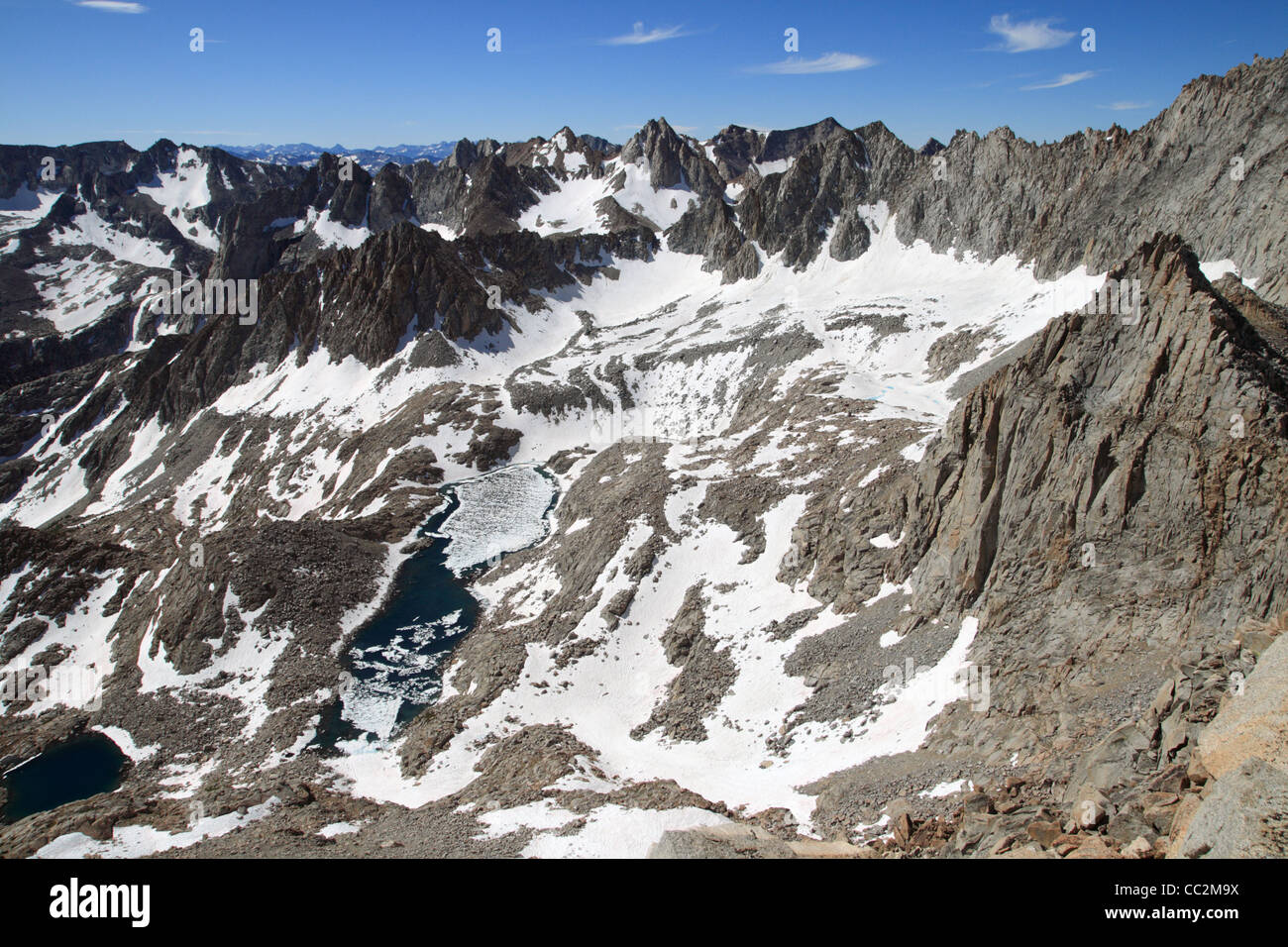 Lago ghiacciato in alta Sierra Nevada Foto Stock