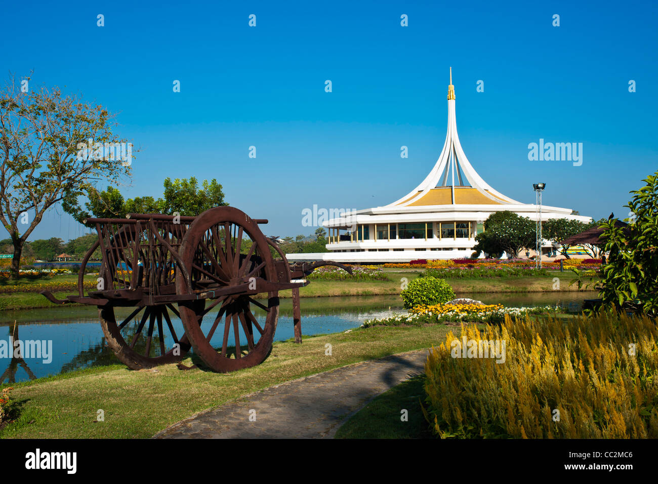 Vista del monumento nel lago a parco pubblico, Suanluang Rama 9, Bangkok, Thailandia. Foto Stock