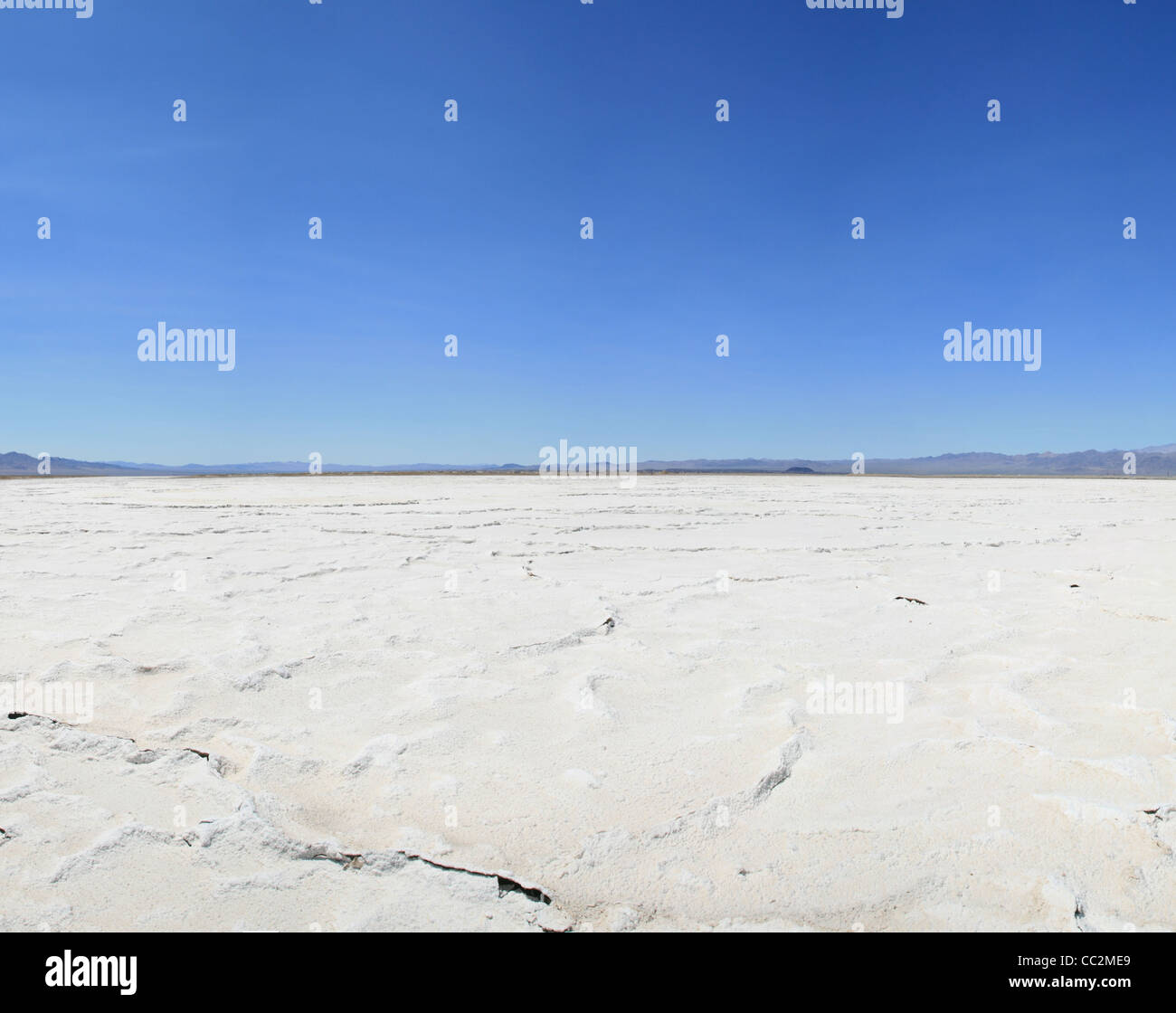 Bristol dry lake salina nel deserto di Mojave della California con cielo blu Foto Stock