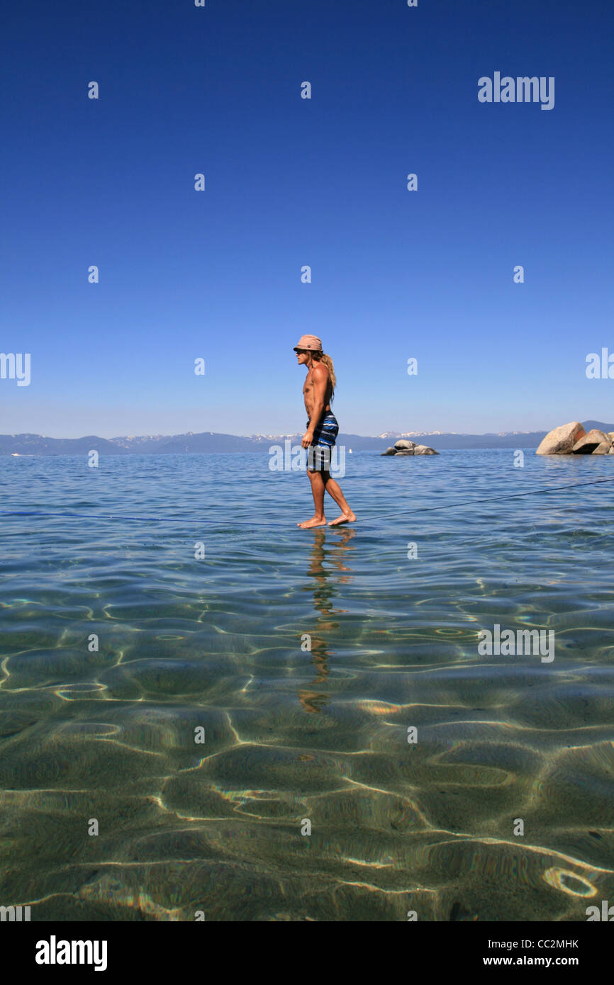 L'uomo slacklining sopra il lago Tahoe sembra camminare sull'acqua Foto  stock - Alamy