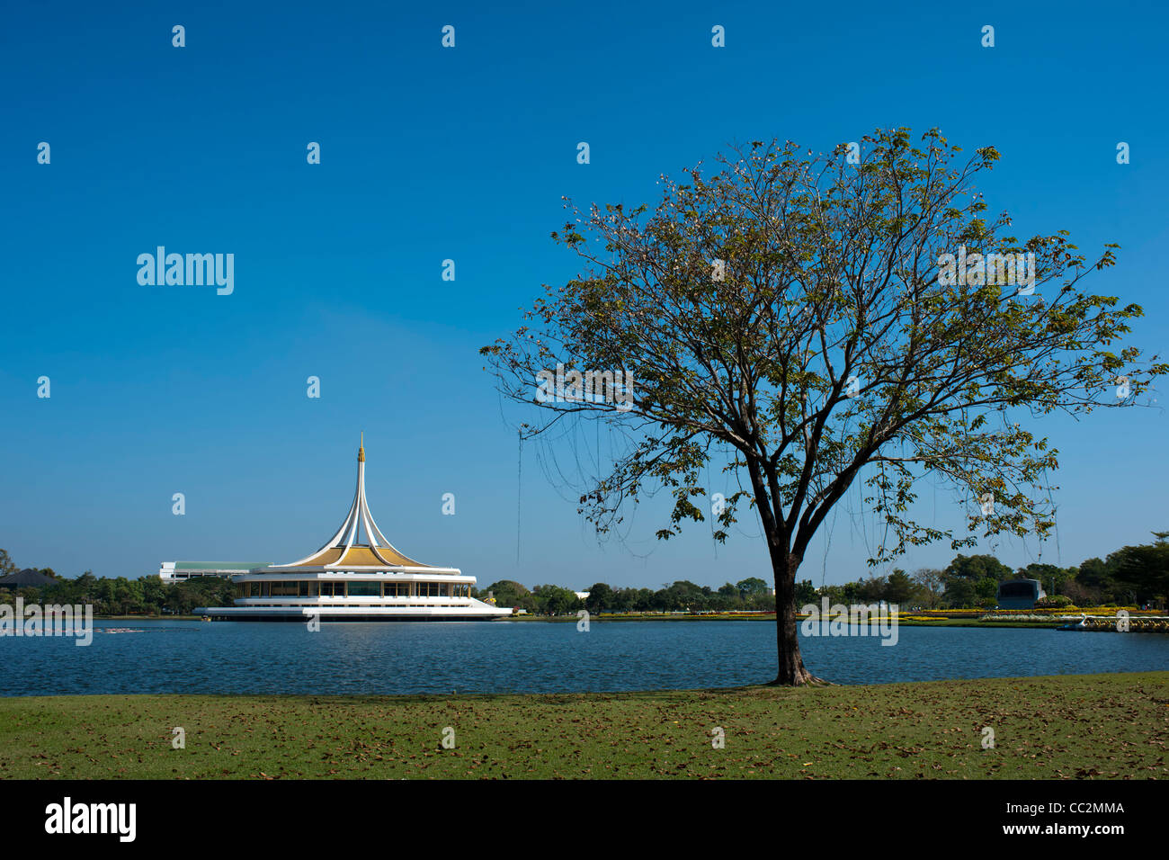 Vista del monumento nel lago a parco pubblico, Suanluang Rama 9, Bangkok, Thailandia. Foto Stock