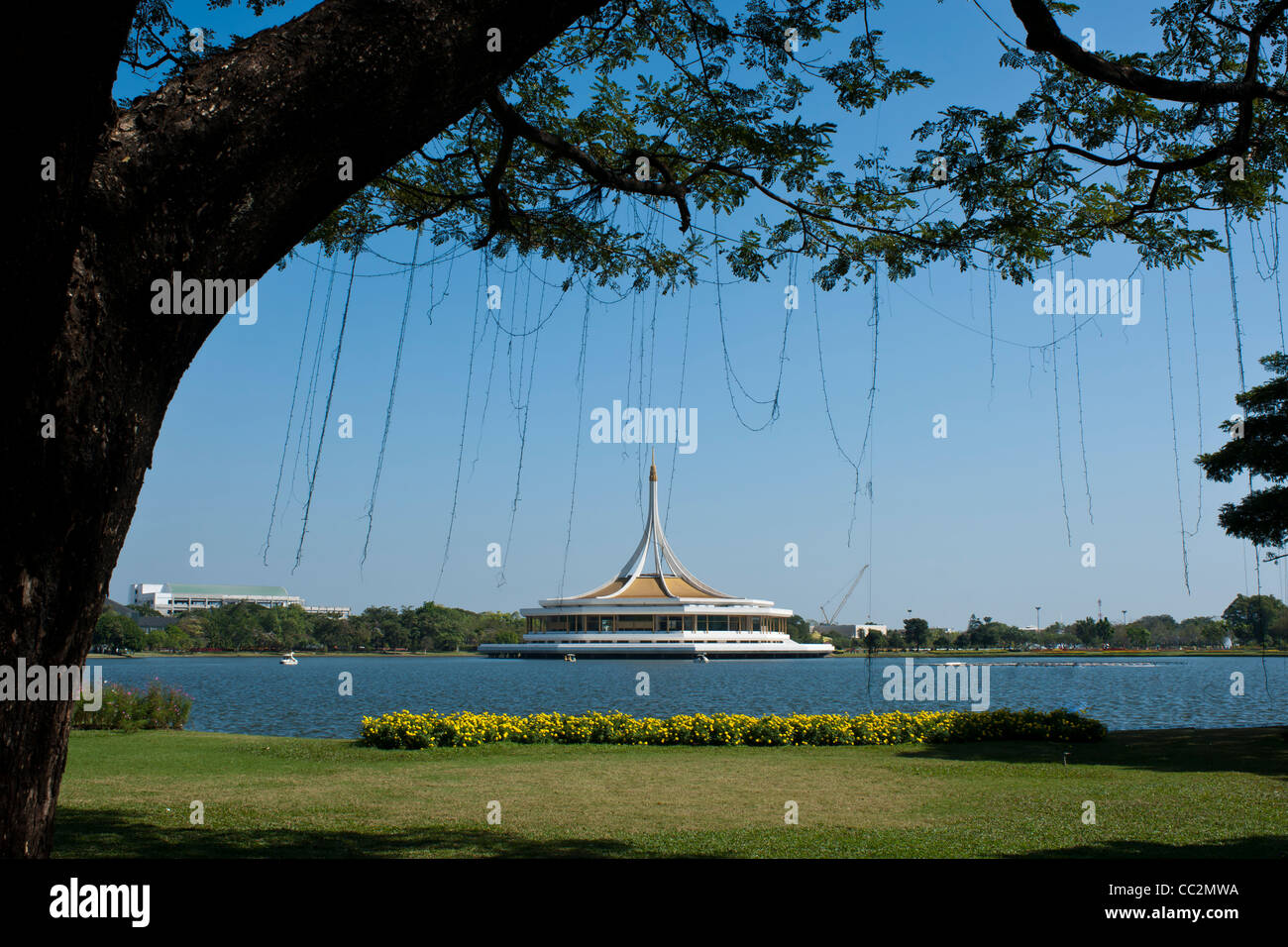 Vista del monumento nel lago a parco pubblico, Suanluang Rama 9, Bangkok, Thailandia. Foto Stock