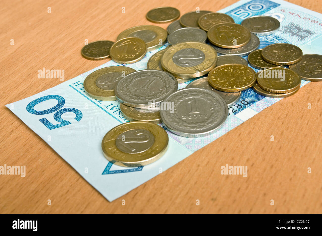 Denaro polacco - Polish zloty, le banconote e le monete in euro sul tavolo Foto Stock