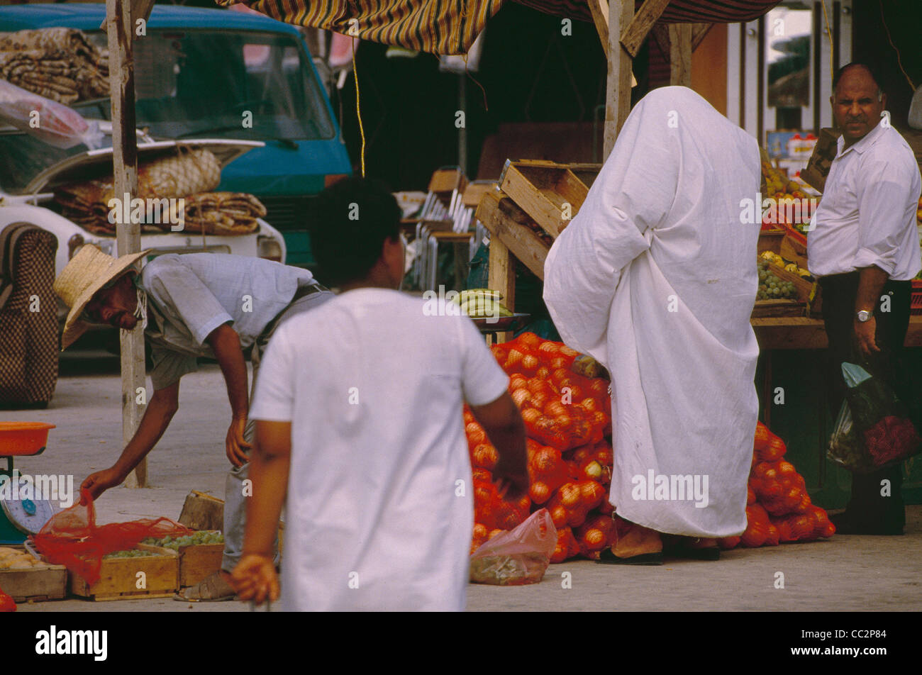 Scene di strada, i mercati, le piazze e la vita nella capitale Tripoli durante l'epoca di Gheddafi. Foto Stock