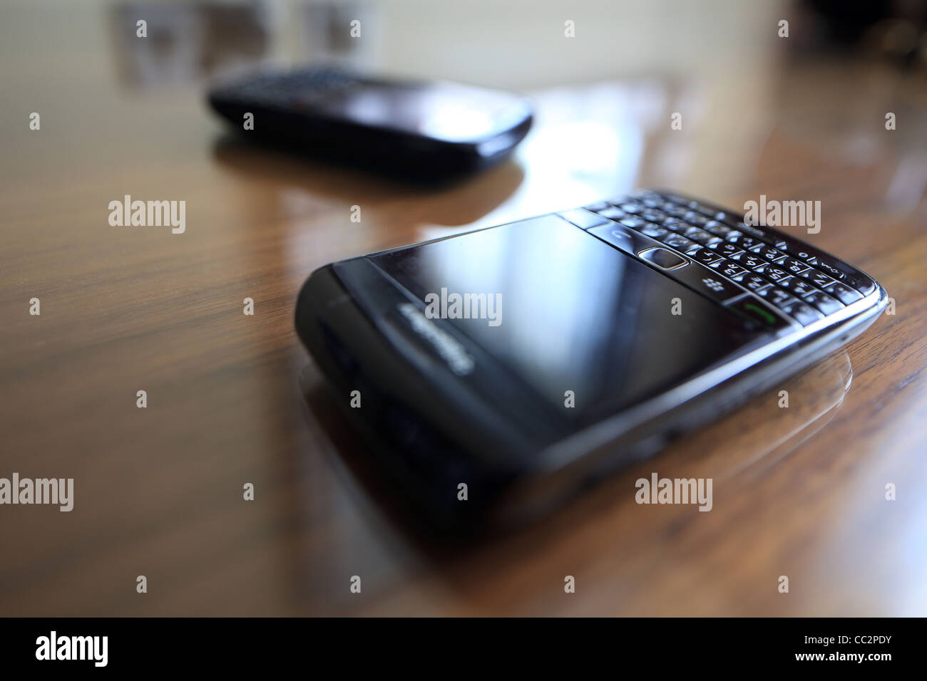 Due telefoni cellulari su una scrivania superficie simile Foto Stock