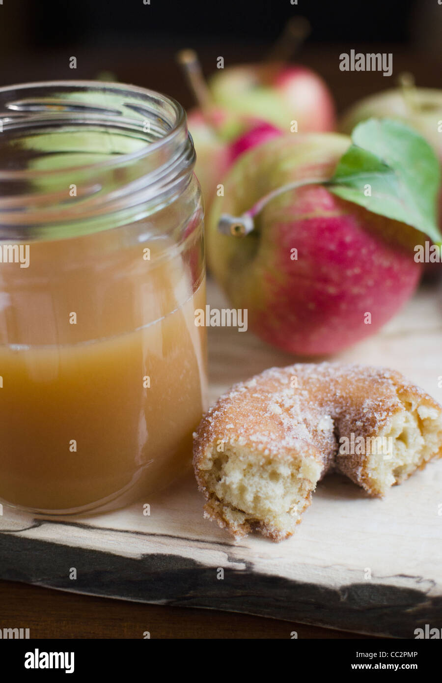 Stati Uniti d'America, New York, Warwick, Close up sidro di mela, donut e apple sul tavolo Foto Stock