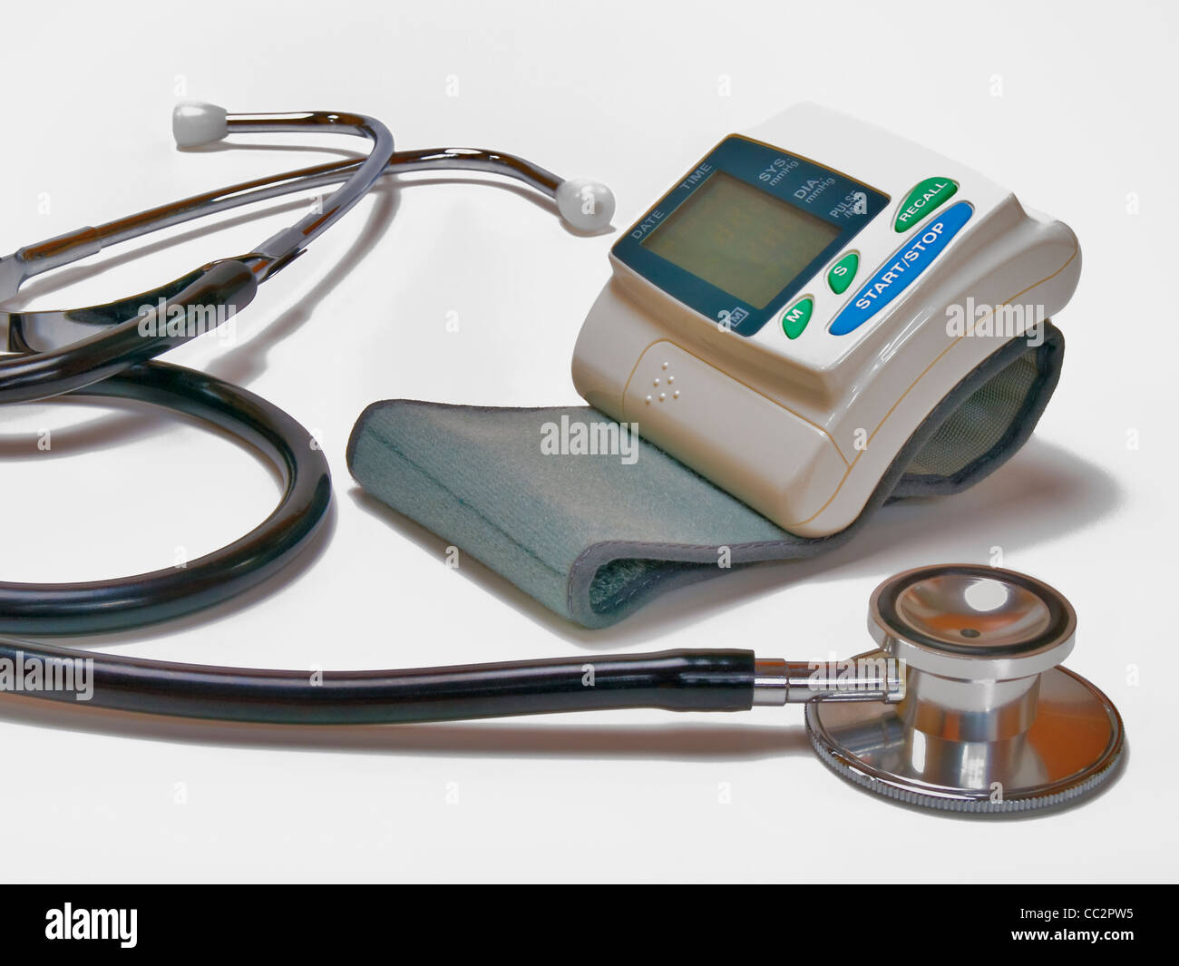 Uno sfigmomanometro, accanto è uno stetoscopio Foto Stock