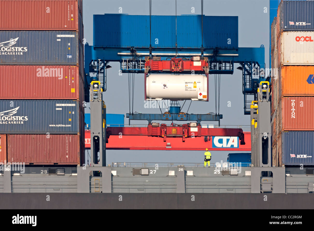 Per il carico o lo scarico di un contenitore nave al porto di Amburgo, Germania Foto Stock