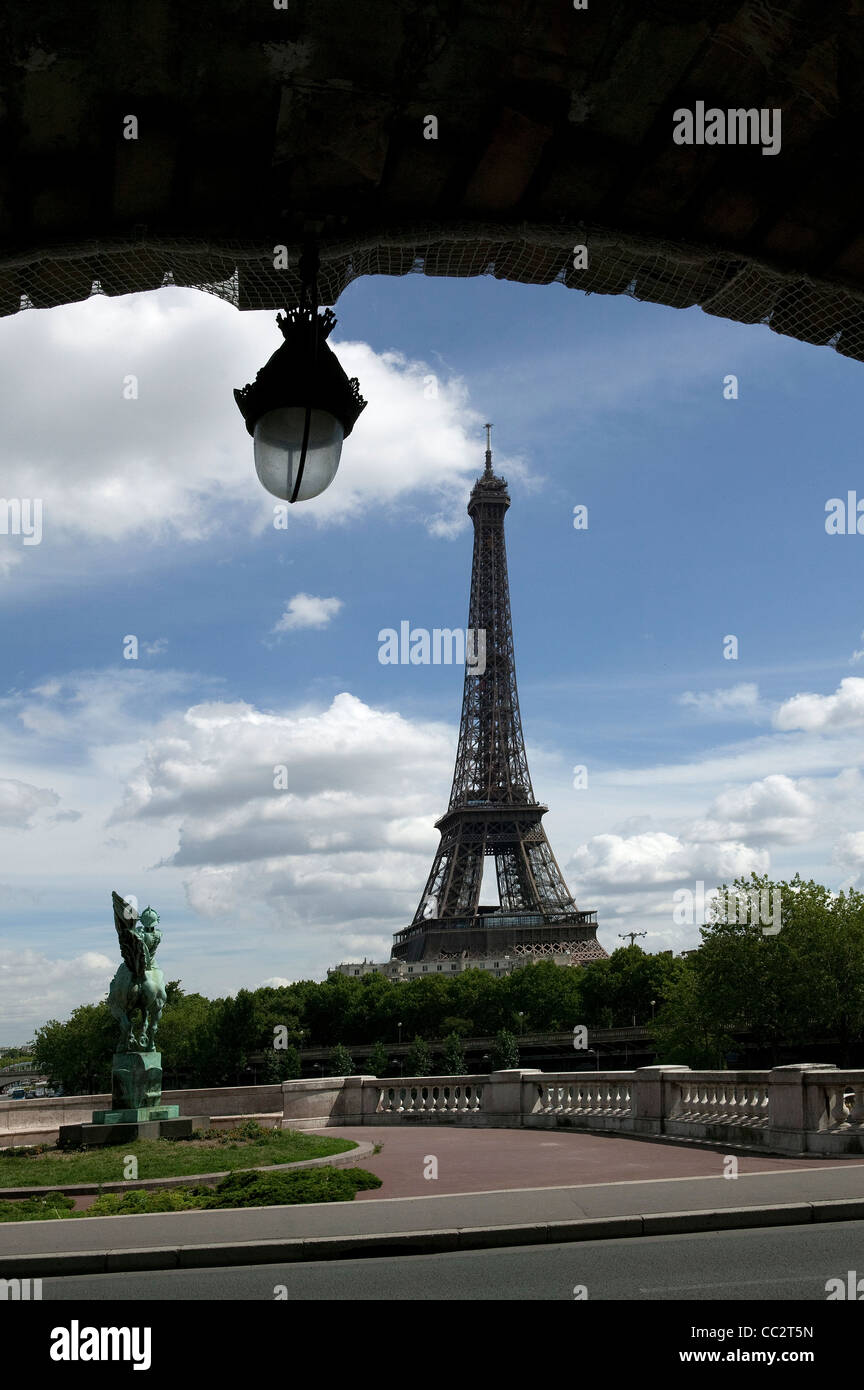 Torre Eiffeil dal Pont de Bir Hakeim, Parigi, Francia Foto Stock