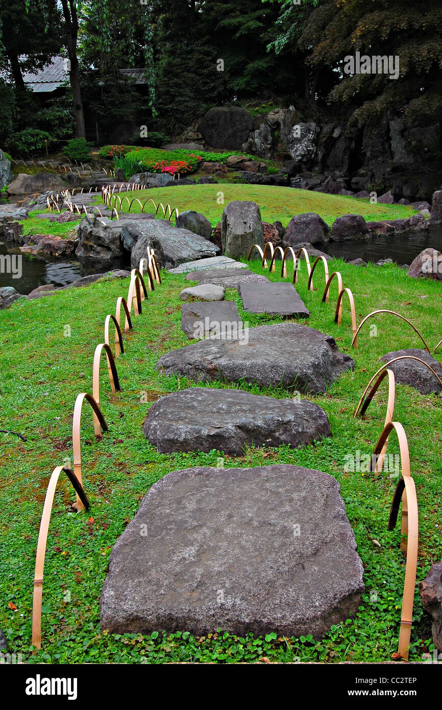 Percorso del giardino, Yasakuni Jinja, Tokyo, Giappone Foto Stock