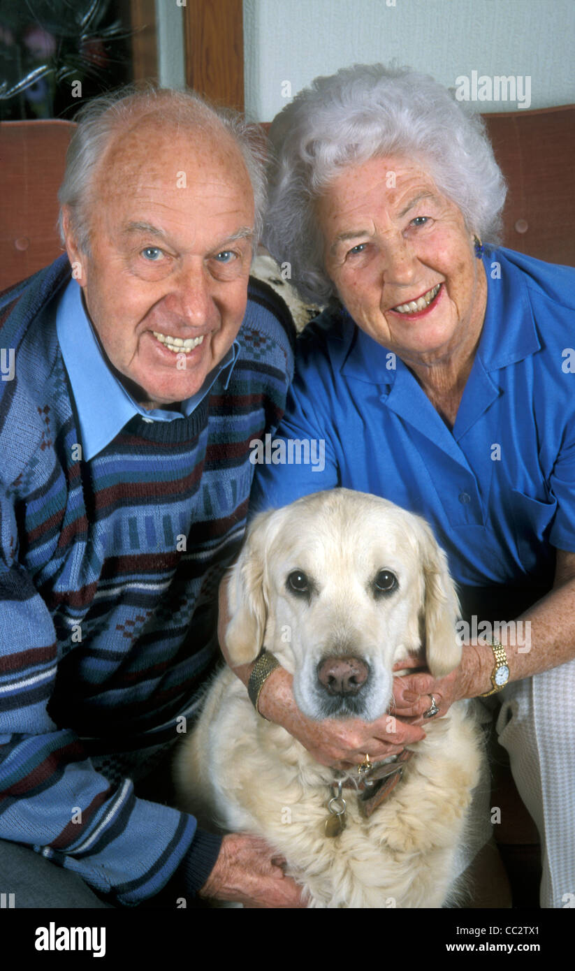 Coppia di anziani e golden retriever Foto Stock
