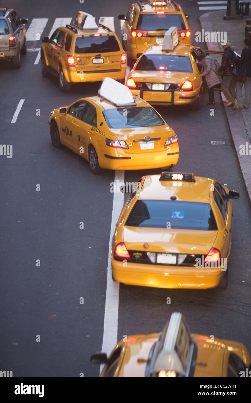 Stati Uniti d'America, New York City, Manhattan, yellow cabs sulla 42nd street Foto Stock