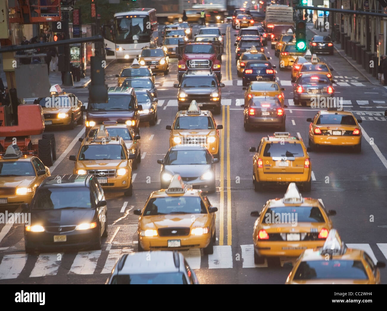 Stati Uniti d'America, New York City, Manhattan, il traffico si è fermato a strisce pedonali sulla 42nd street Foto Stock