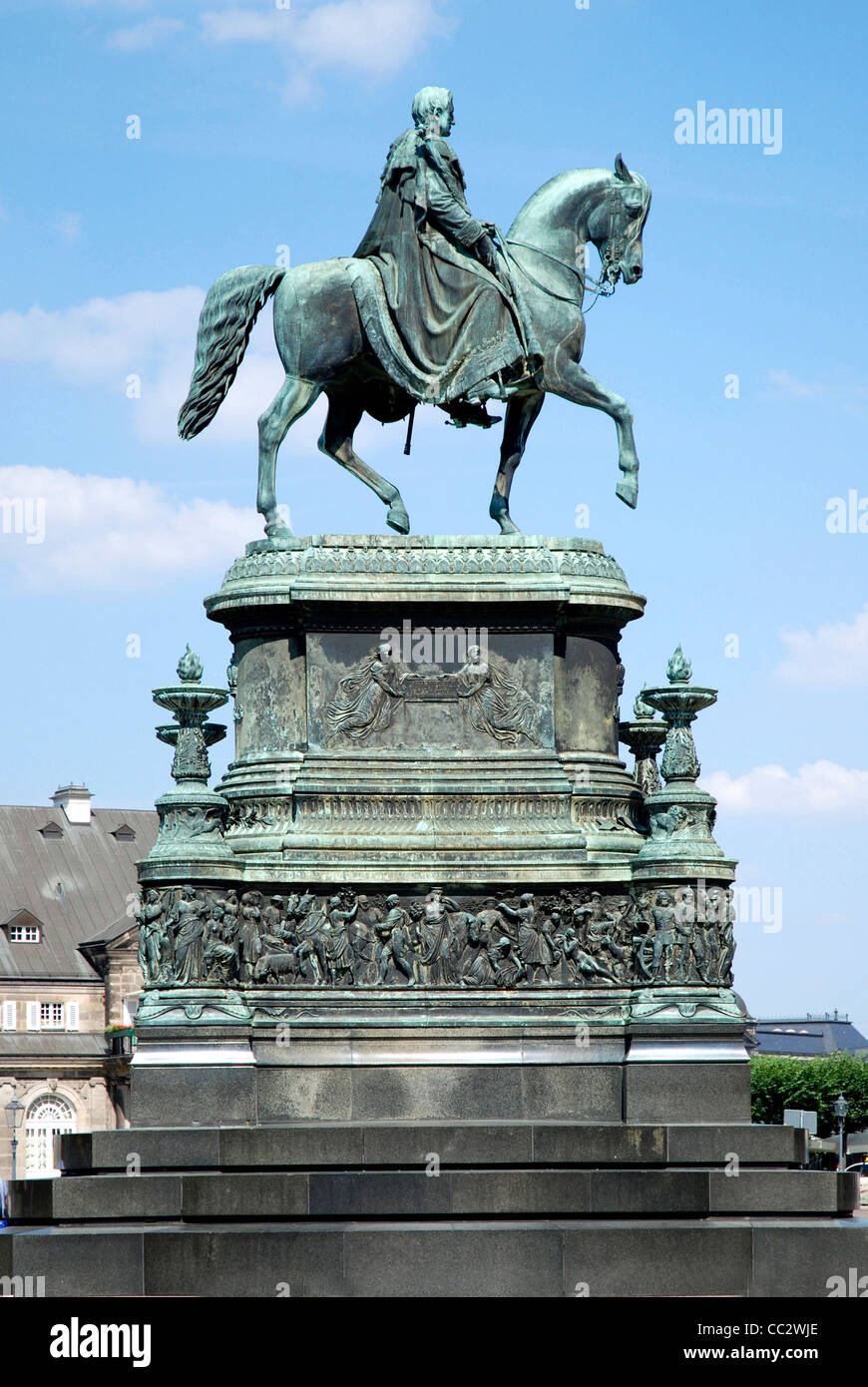 Statua equestre del re sassone Johann davanti al teatro dell'opera Semperoper di Dresda. Foto Stock