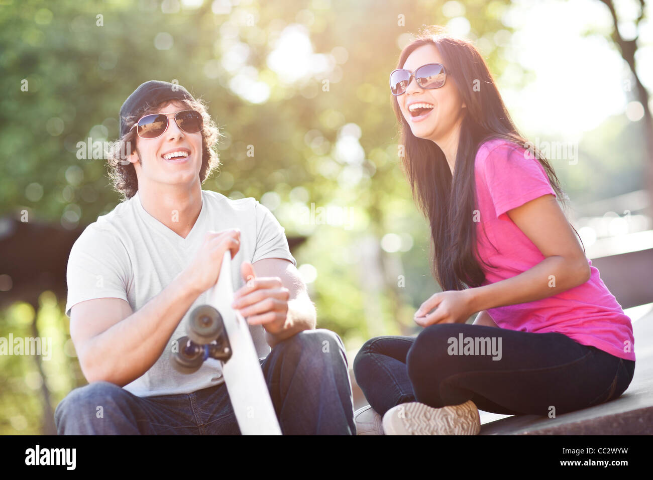 Stati Uniti d'America, Washington, Seattle, giovani multi-razziale matura in posa con lo skateboard Foto Stock