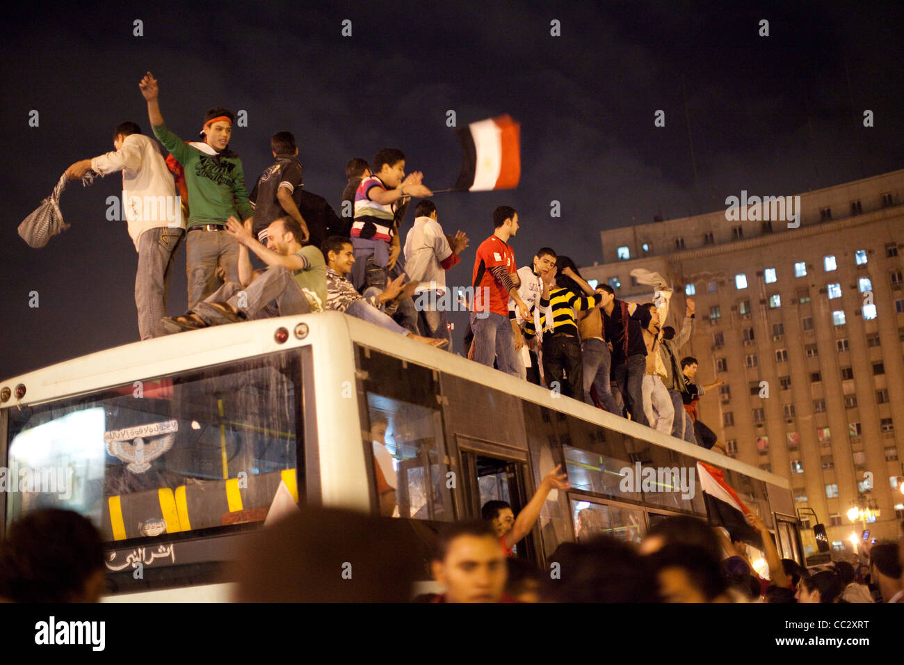 Folle allegria gioiosamente in piazza Tahrir al Cairo, in Egitto. Foto Stock