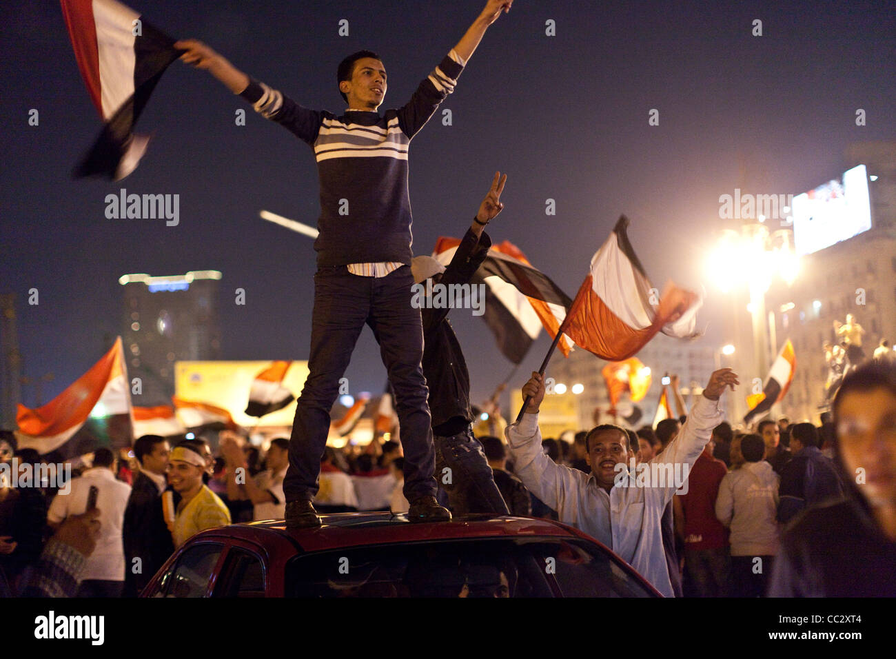 Folle allegria sulla parte superiore di una vettura con gioia nella piazza Tahrir del Cairo in Egitto. Foto Stock