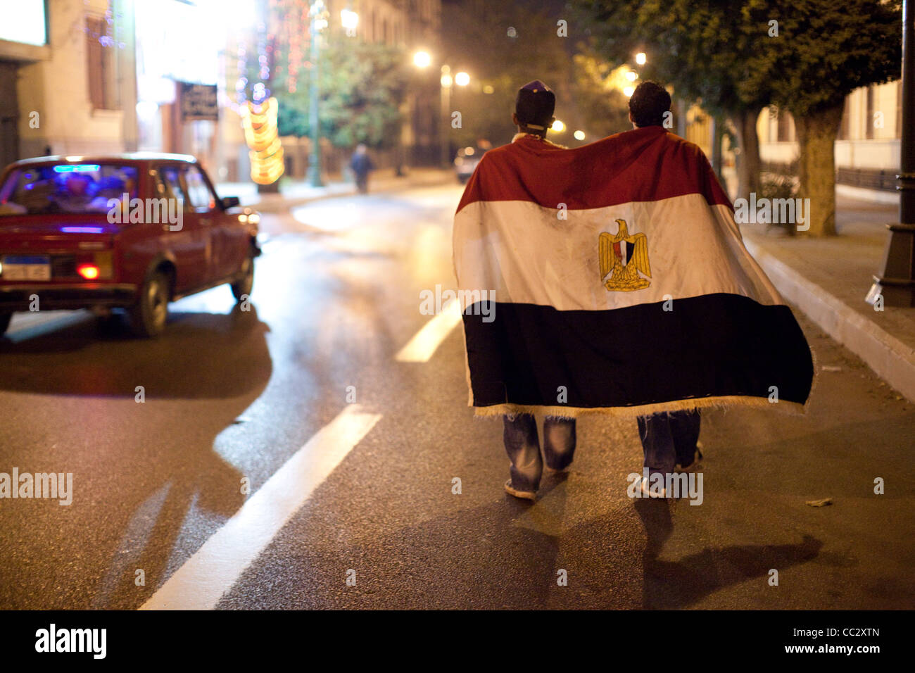 La gioventù ornarsi con una bandiera egiziana al Cairo, in Egitto. Foto Stock
