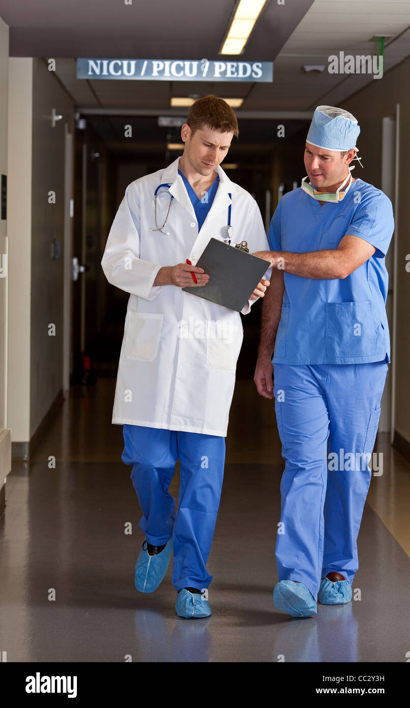 Stati Uniti d'America, Arizona, Phoenix, medico e chirurgo camminando in corridoio Foto Stock