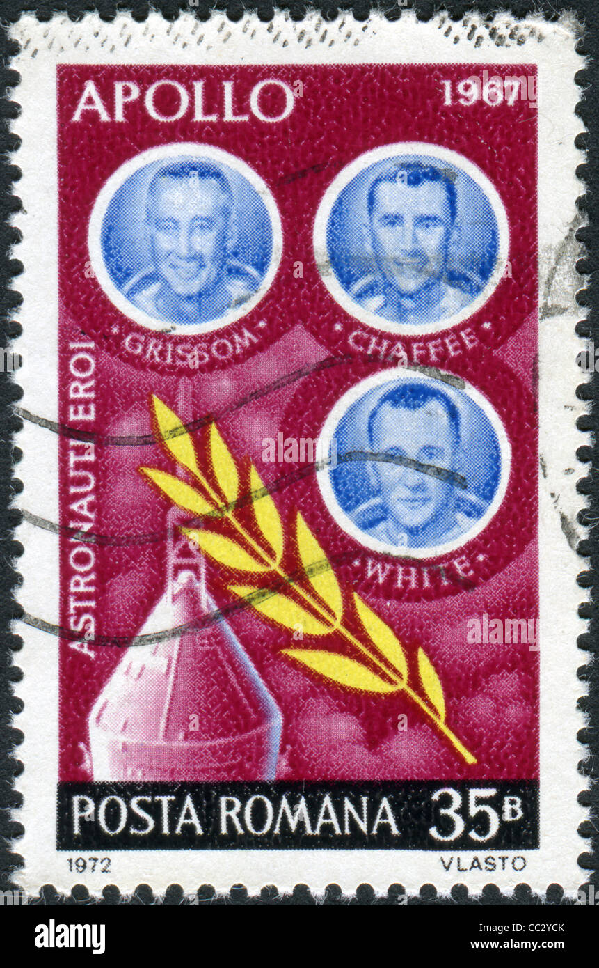 Un timbro stampato in Romania, mostra l'equipaggio della navicella Apollo-1 Ed White, Gus Grissom und Roger Chaffee, circa 1972 Foto Stock