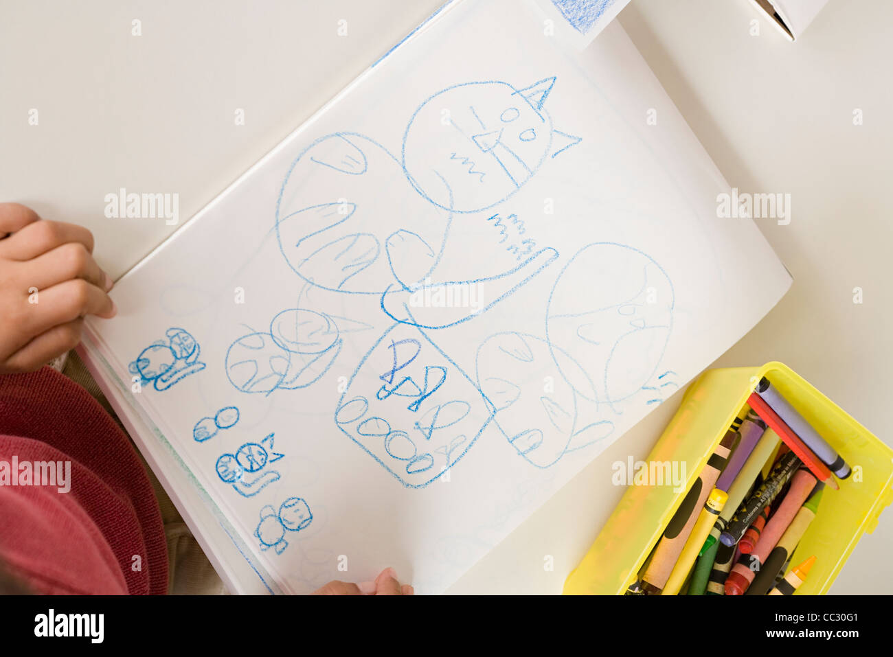 Stati Uniti, California, Los Angeles, bambino del disegno (6-7), ad alto angolo di visione Foto Stock