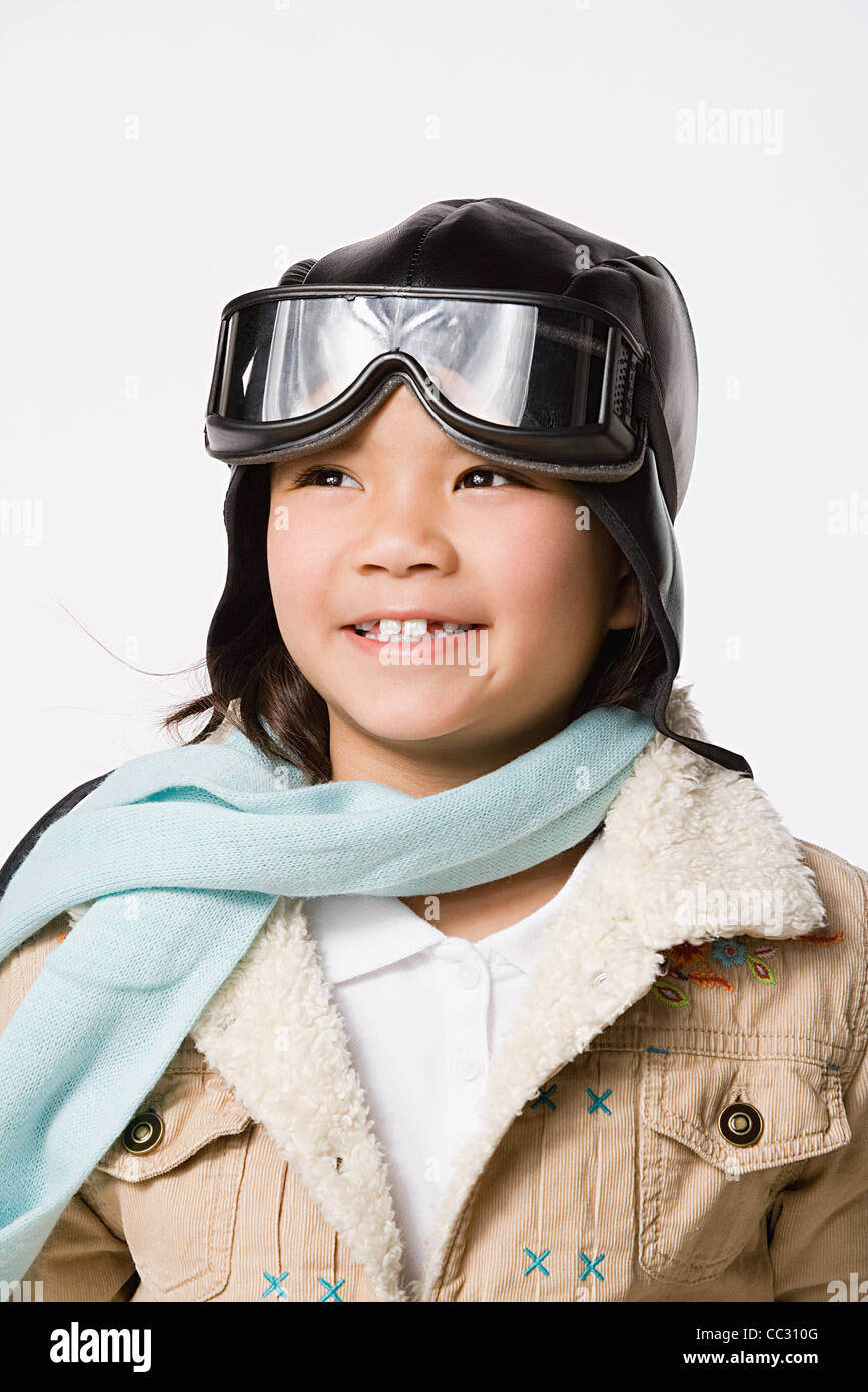 Ritratto di ragazzo sorridente (8-9) pilota che indossa un cappello e giacca, studio shot Foto Stock