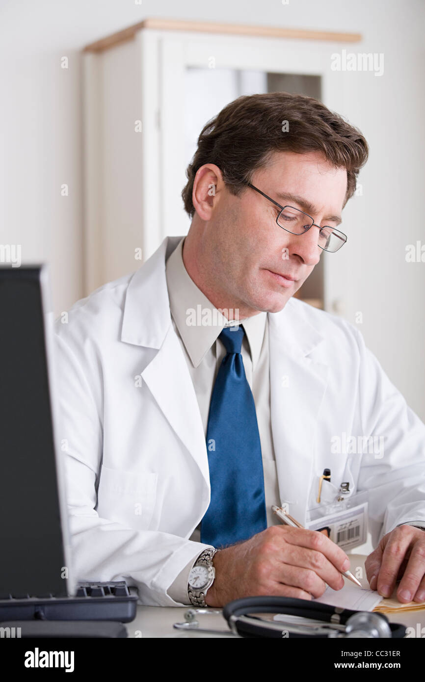 Stati Uniti, California, Los Angeles, maschio medico che lavorava alla reception Foto Stock
