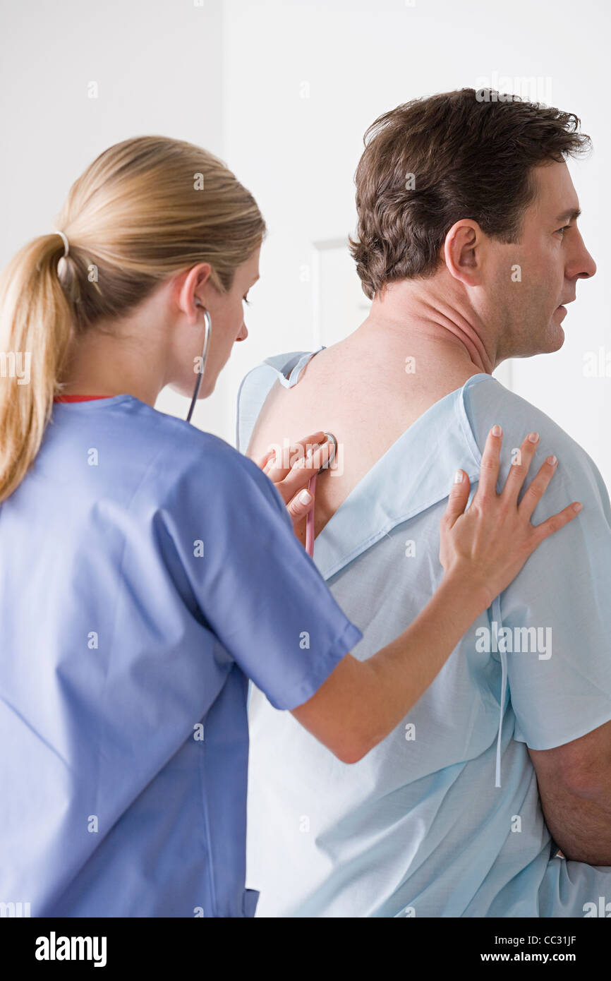 Stati Uniti, California, Los Angeles, medico donna esame paziente con uno stetoscopio Foto Stock