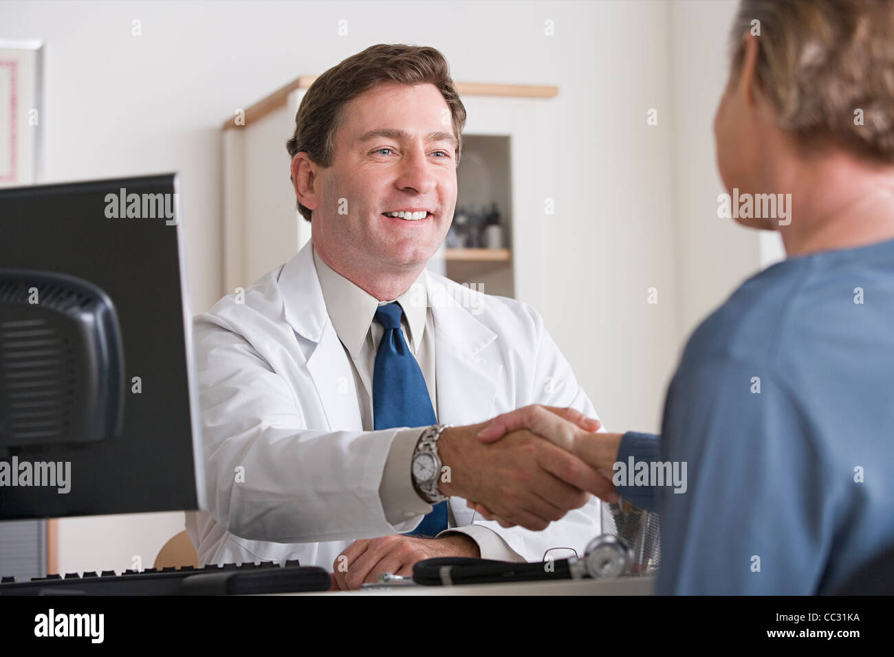 Stati Uniti, California, Los Angeles, maschio medico agitando la mano con il paziente Foto Stock