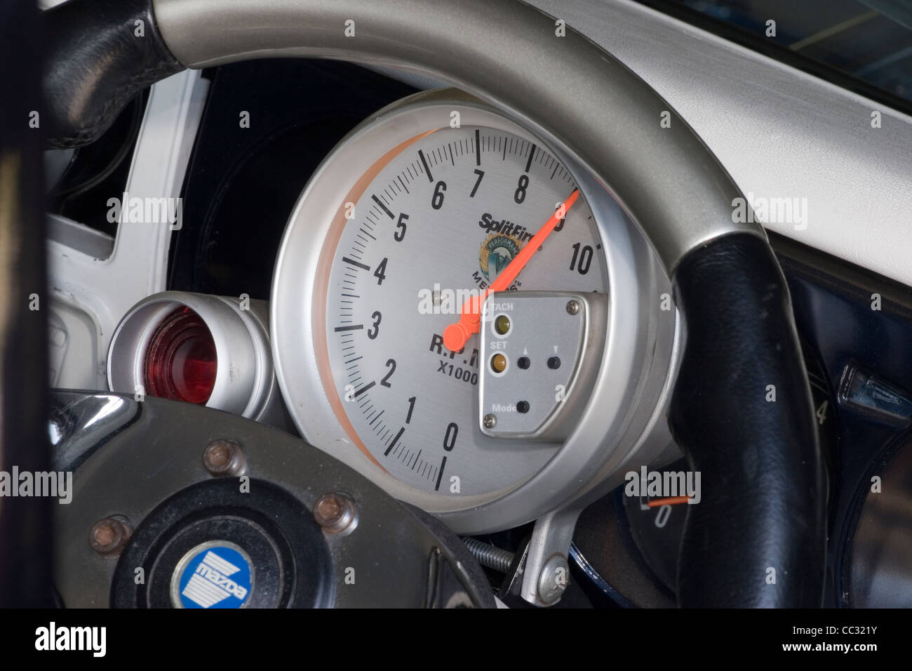 Contagiri analogico contagiri contagiri comparatore sul frontalino del cruscotto di un custom race car. Foto Stock