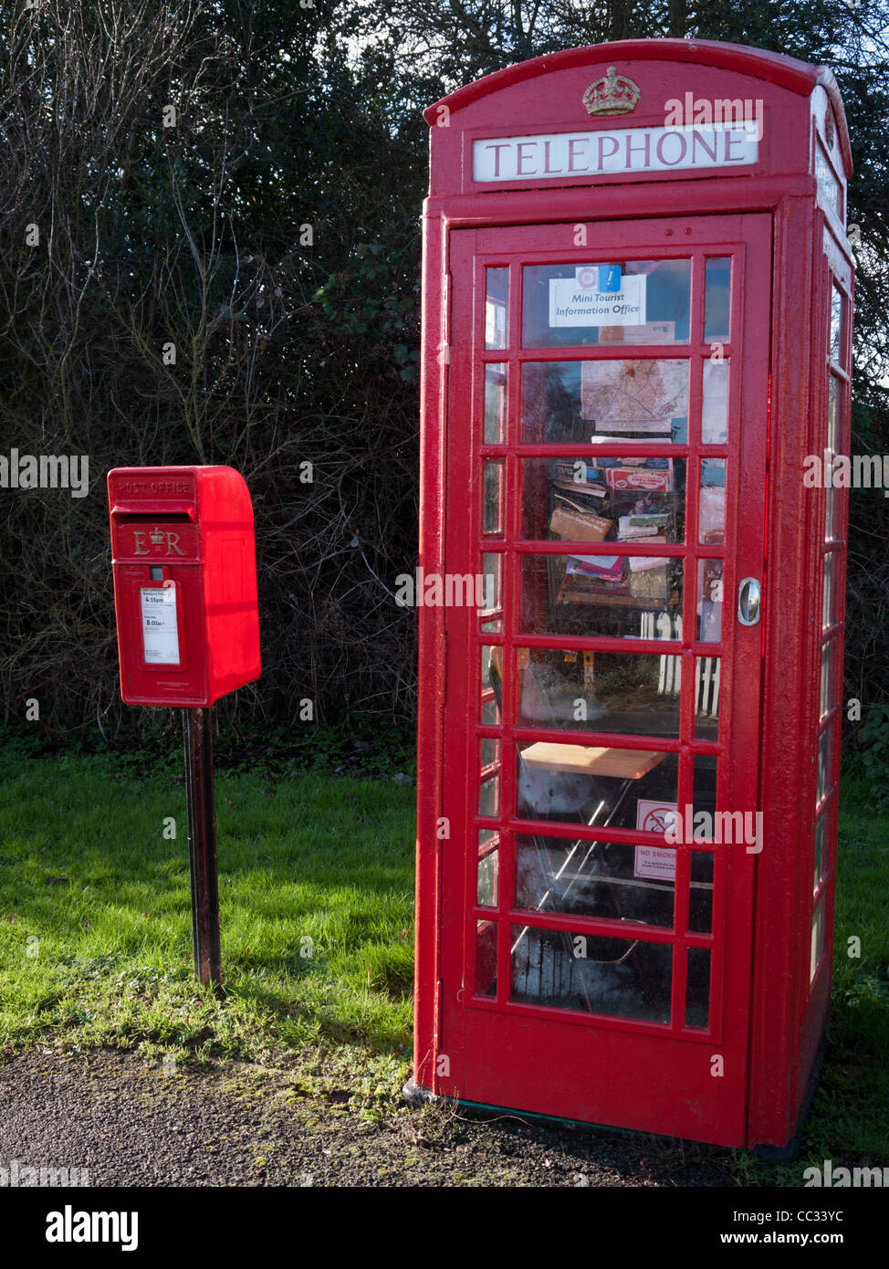 In disuso rosso rurale casella telefono convertito in un ufficio informazioni turistiche Foto Stock