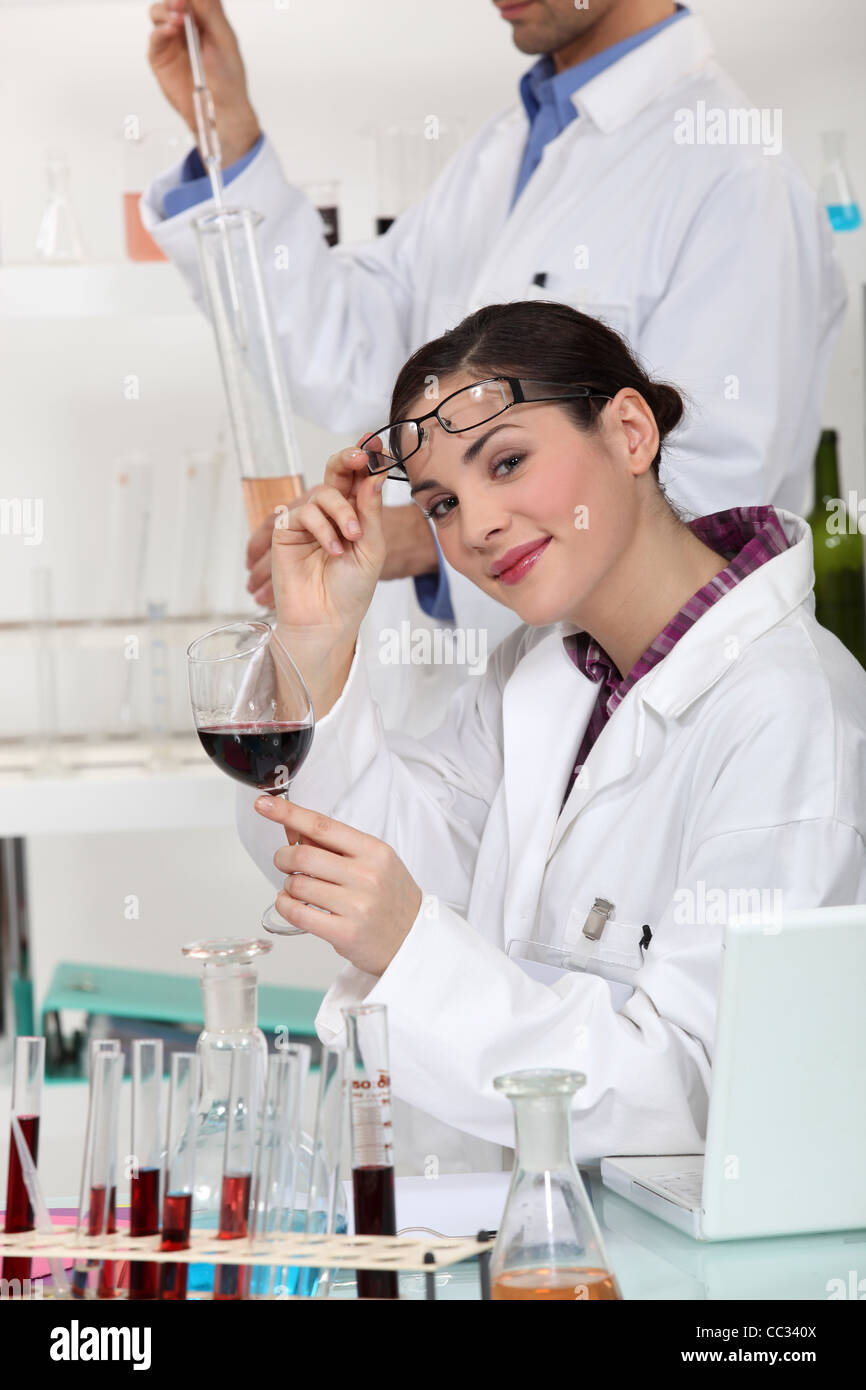 Gli esperti di vino di test in un laboratorio Foto Stock