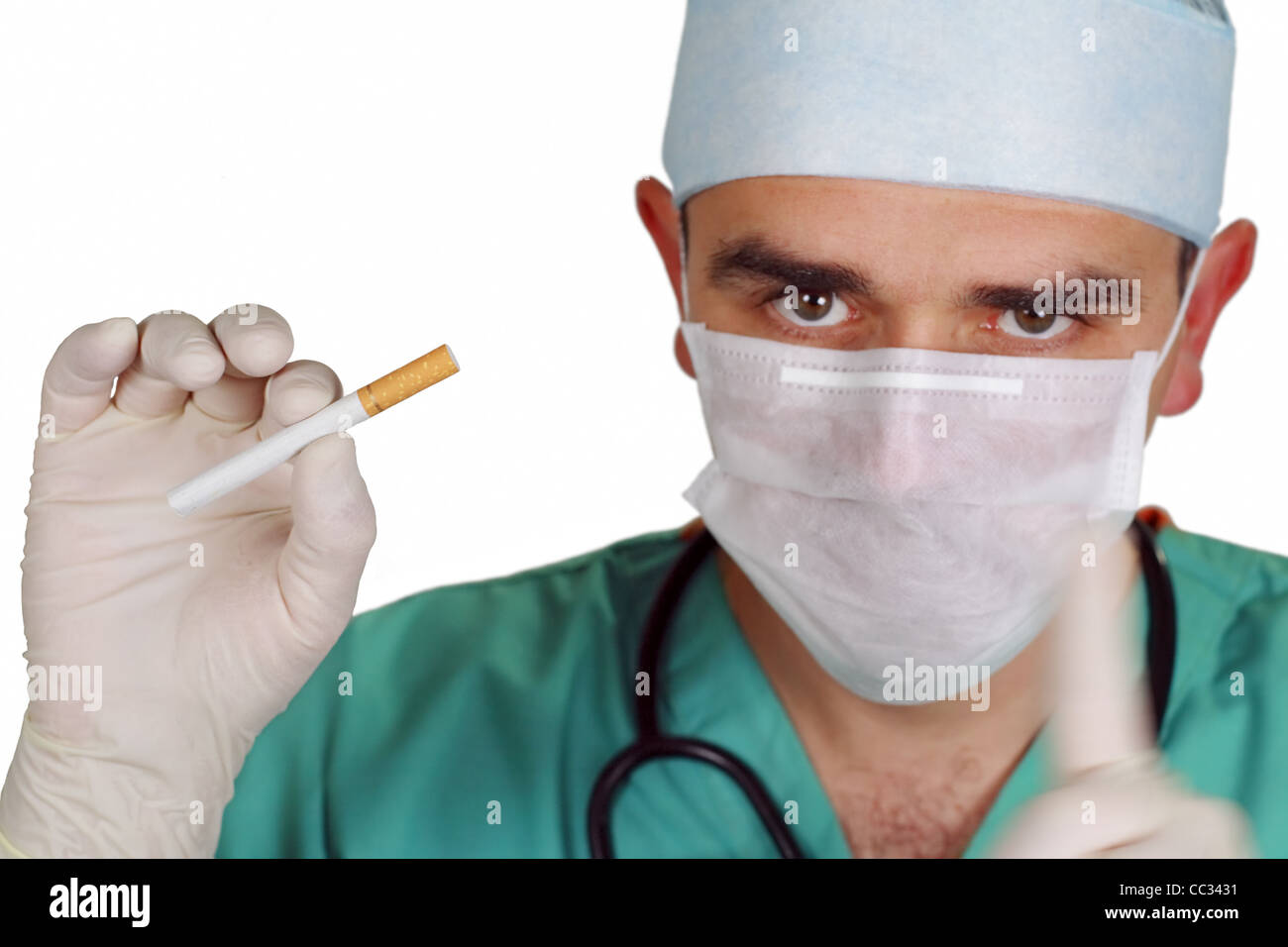 Chirurgo cardiovascolare consulenza per smettere di fumare-una delle maggiori cause di morte nel mondo. Foto Stock