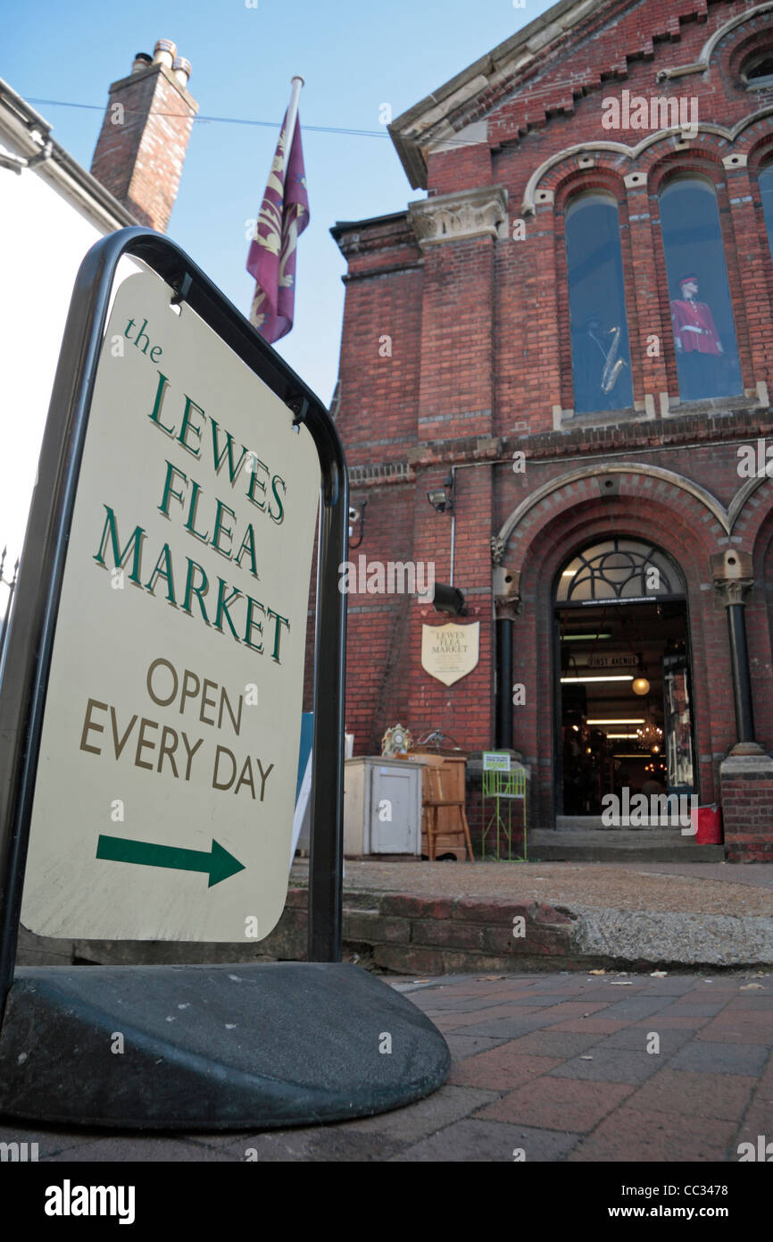 Segno esterno di Lewes il Mercato delle Pulci (un convertito vecchia cappella metodista) in Lewes, East Sussex, Regno Unito. Foto Stock