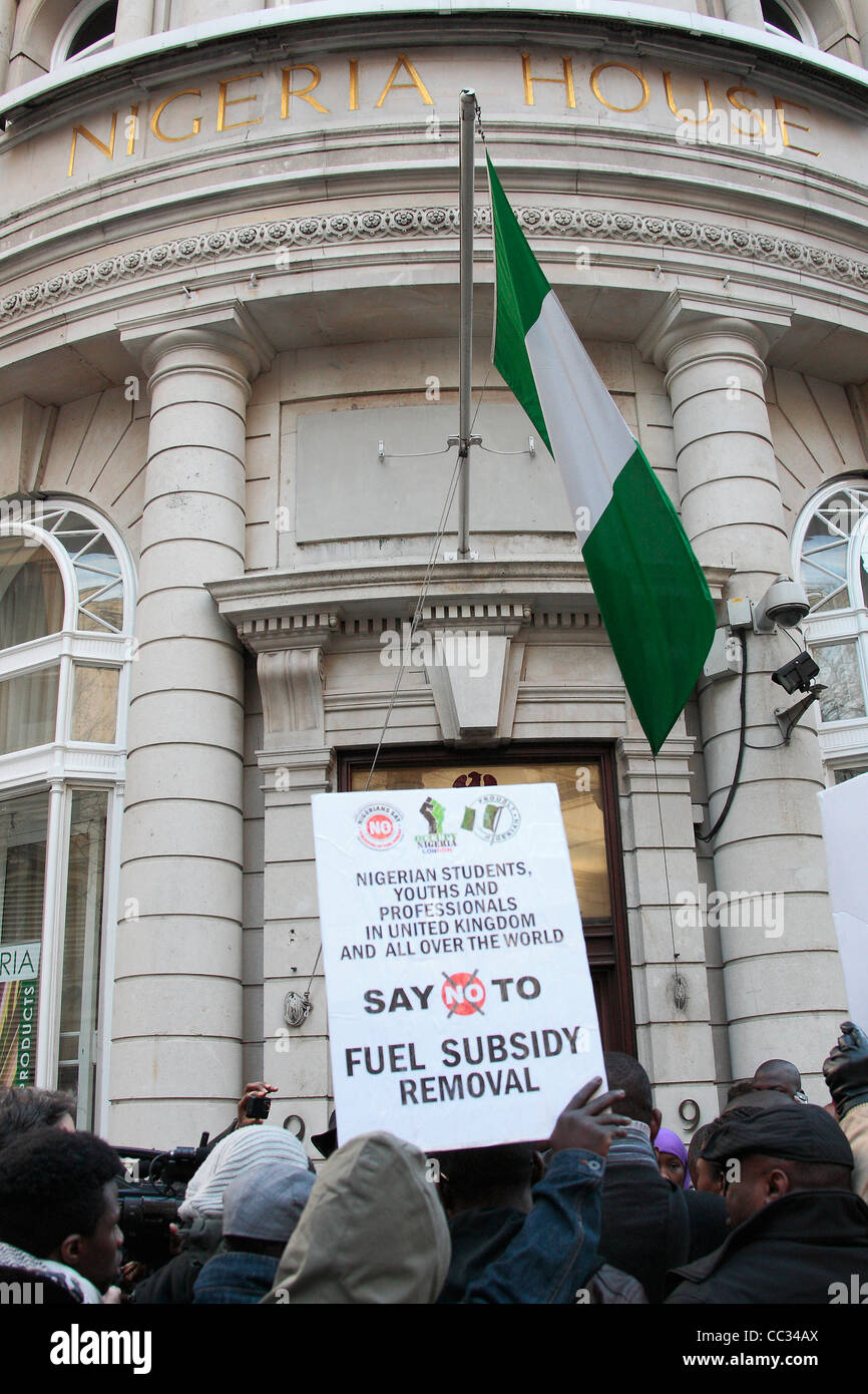 Sovvenzione del carburante tagli in Nigeria prompt protestare fuori la Nigeria House di Londra Foto Stock