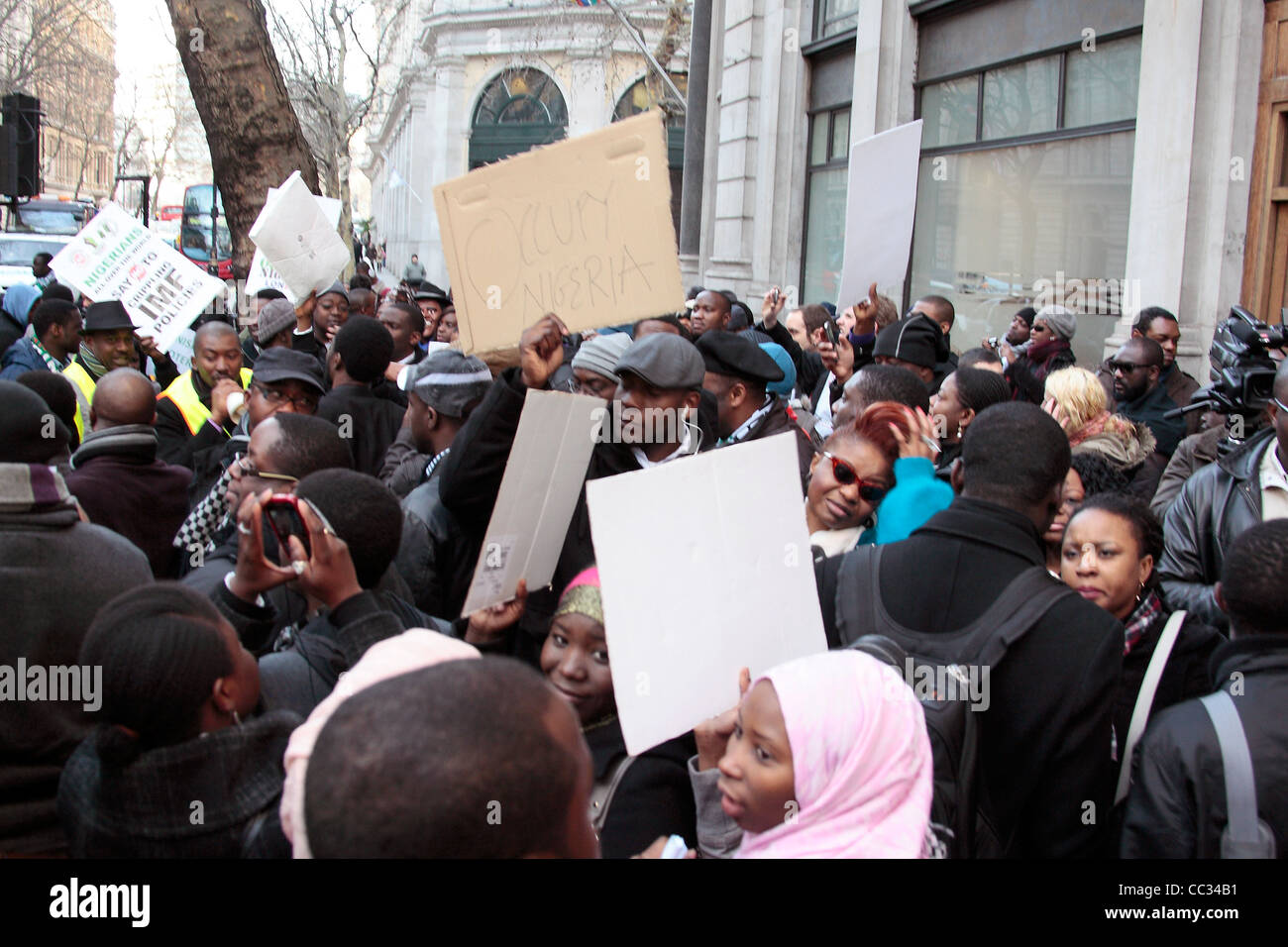 Sovvenzione del carburante tagli in Nigeria prompt protesta a Londra Foto Stock