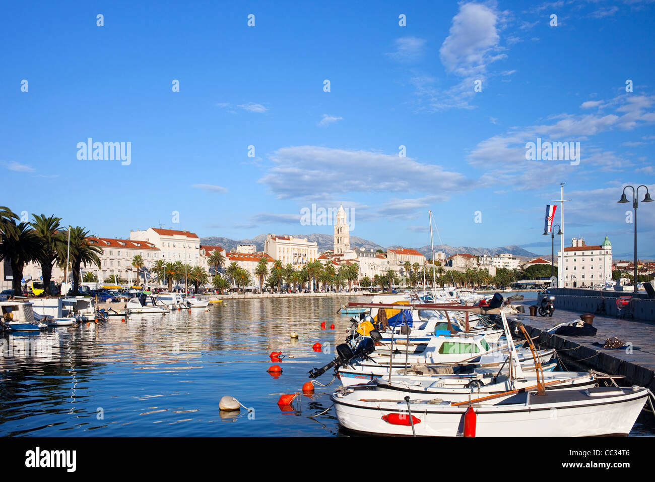 Panoramica della citta di Split waterfront sul mare Adriatico in Croazia, vista dal porto della citta', Foto Stock