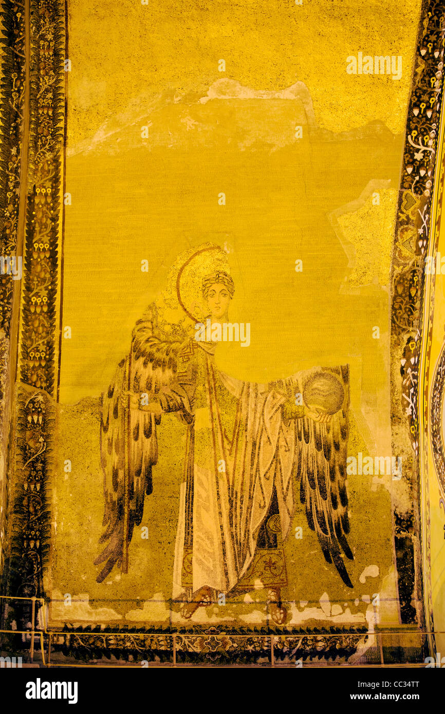 Mosaico bizantino di un angelo custode su un muro interno di Hagia Sophia in Istanbul, Turchia Foto Stock