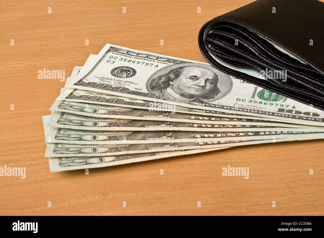 Dollari USA e portafoglio sul tavolo Foto Stock