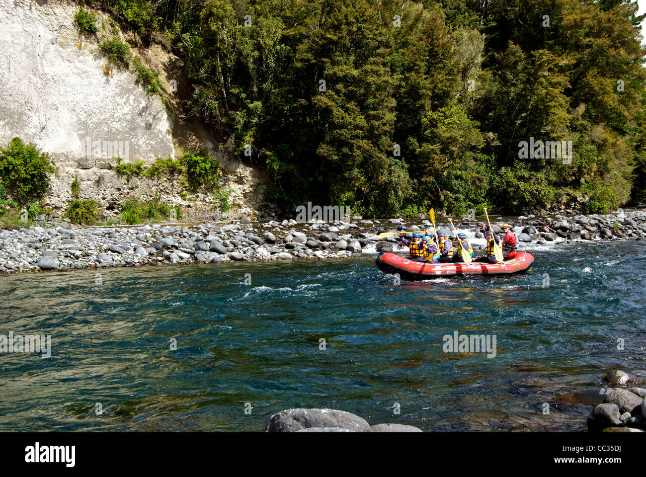 Gruppo donne asiatiche guida paddling zattera gonfiabile Tongariro River Lago Taupo regione Nuova Zelanda Foto Stock