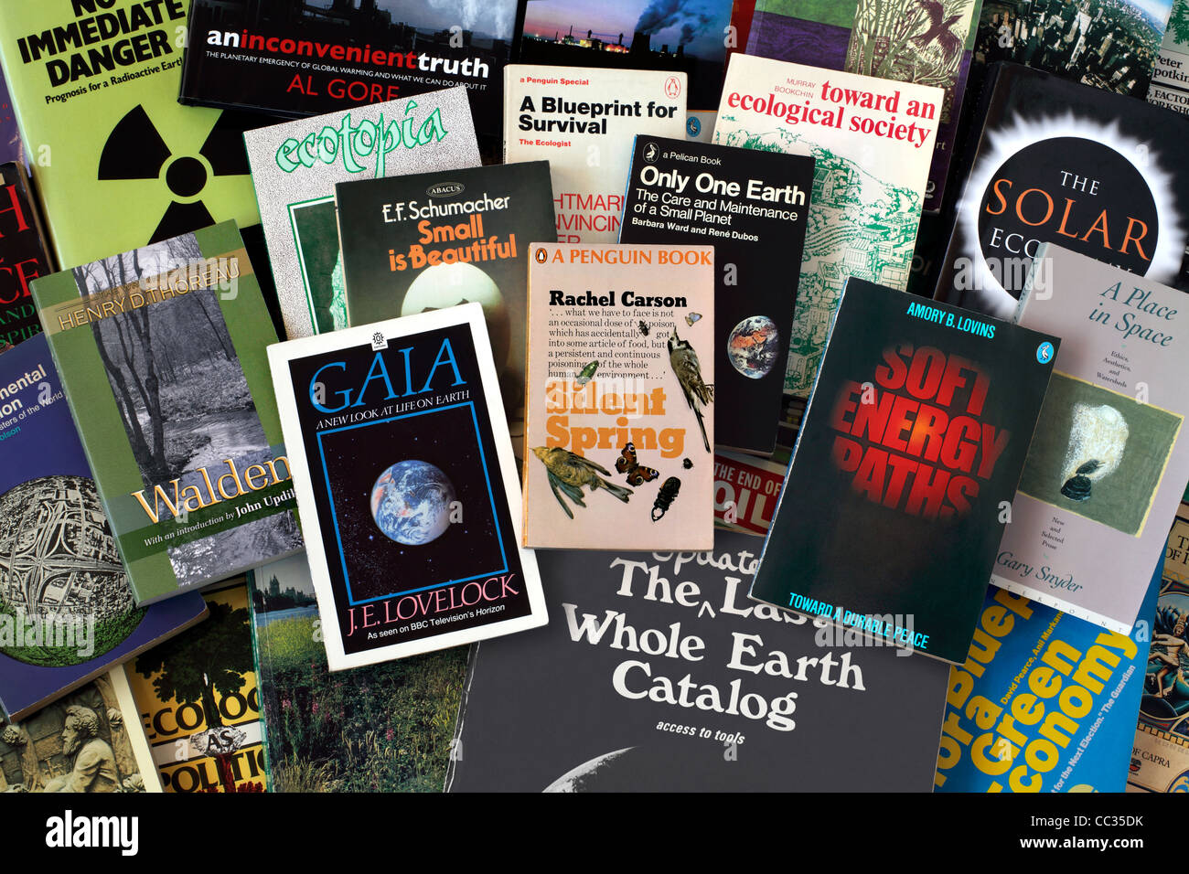 Una selezione di libri su questioni ambientali, compresi alcuni titoli storici che hanno influenzato il movimento verde. Foto Stock