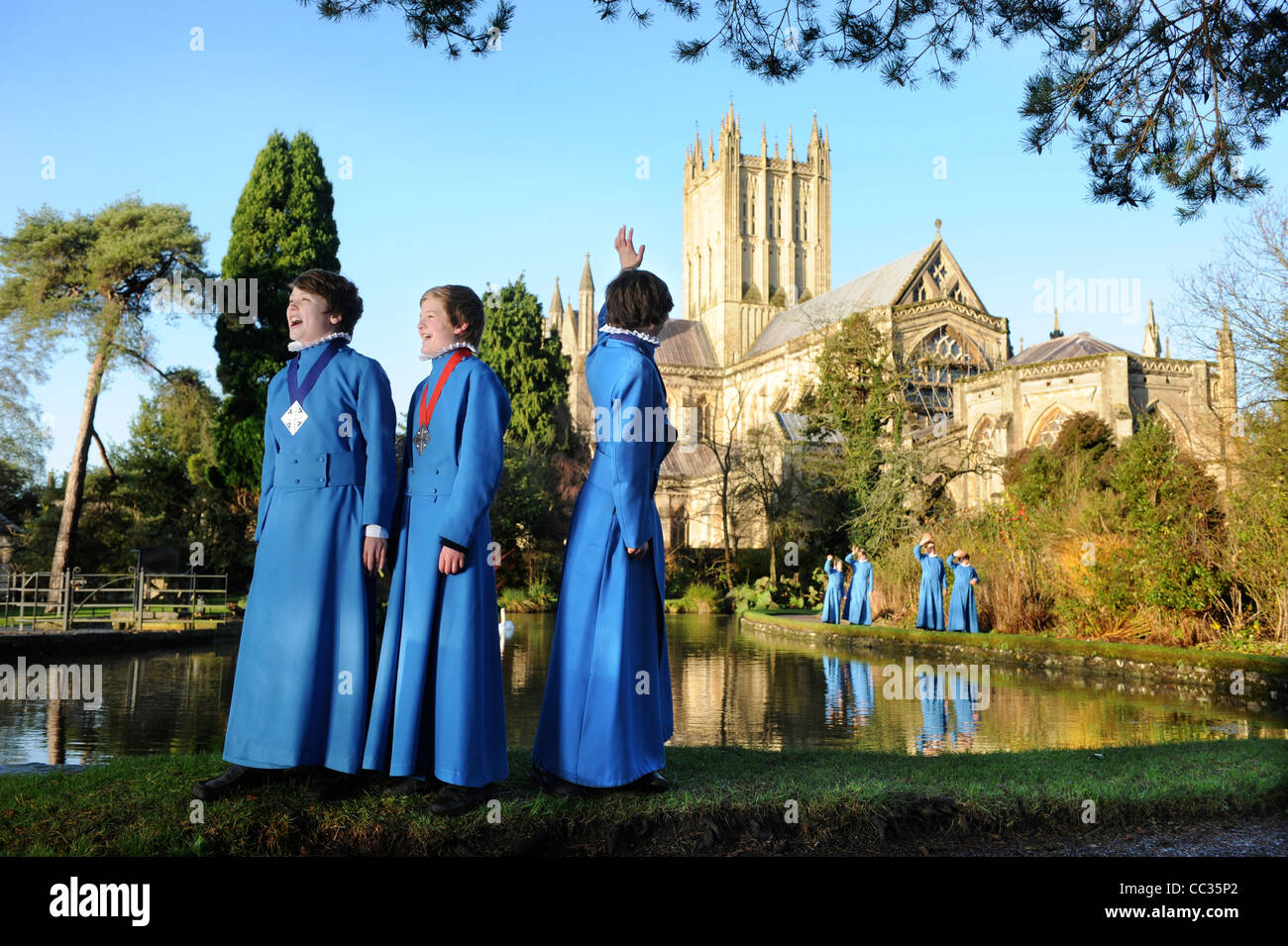 Ragazzo coristi dalla Cattedrale di Wells coro in Somerset REGNO UNITO durante una pausa dalle prove per il Natale carol servizi da "l' Foto Stock