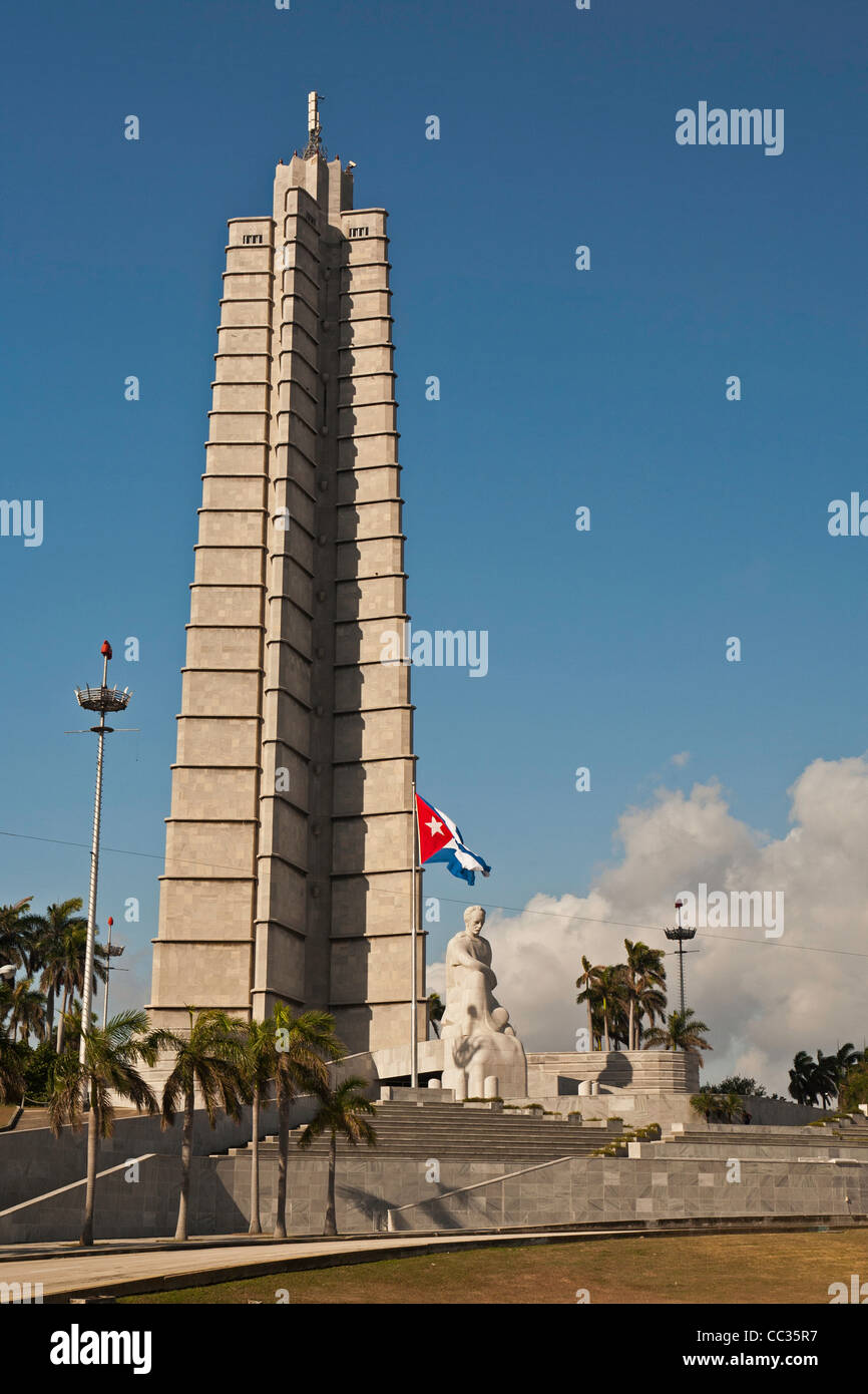 Il monumento in memoria di Jose Marti nella Plaza de la Revolucion, con la sua statua in marmo e la bandiera cubana. L'Avana Cuba. Foto Stock
