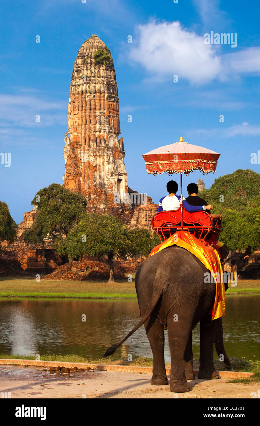 Corsa su elefante nella parte anteriore del Wat Ratchaburana, Ayuthaya, Thailandia Foto Stock