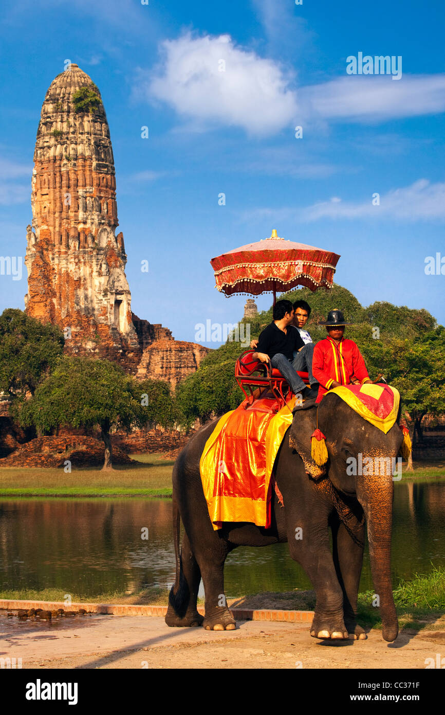 Corsa su elefante nella parte anteriore del Wat Ratchaburana, Ayuthaya, Thailandia Foto Stock