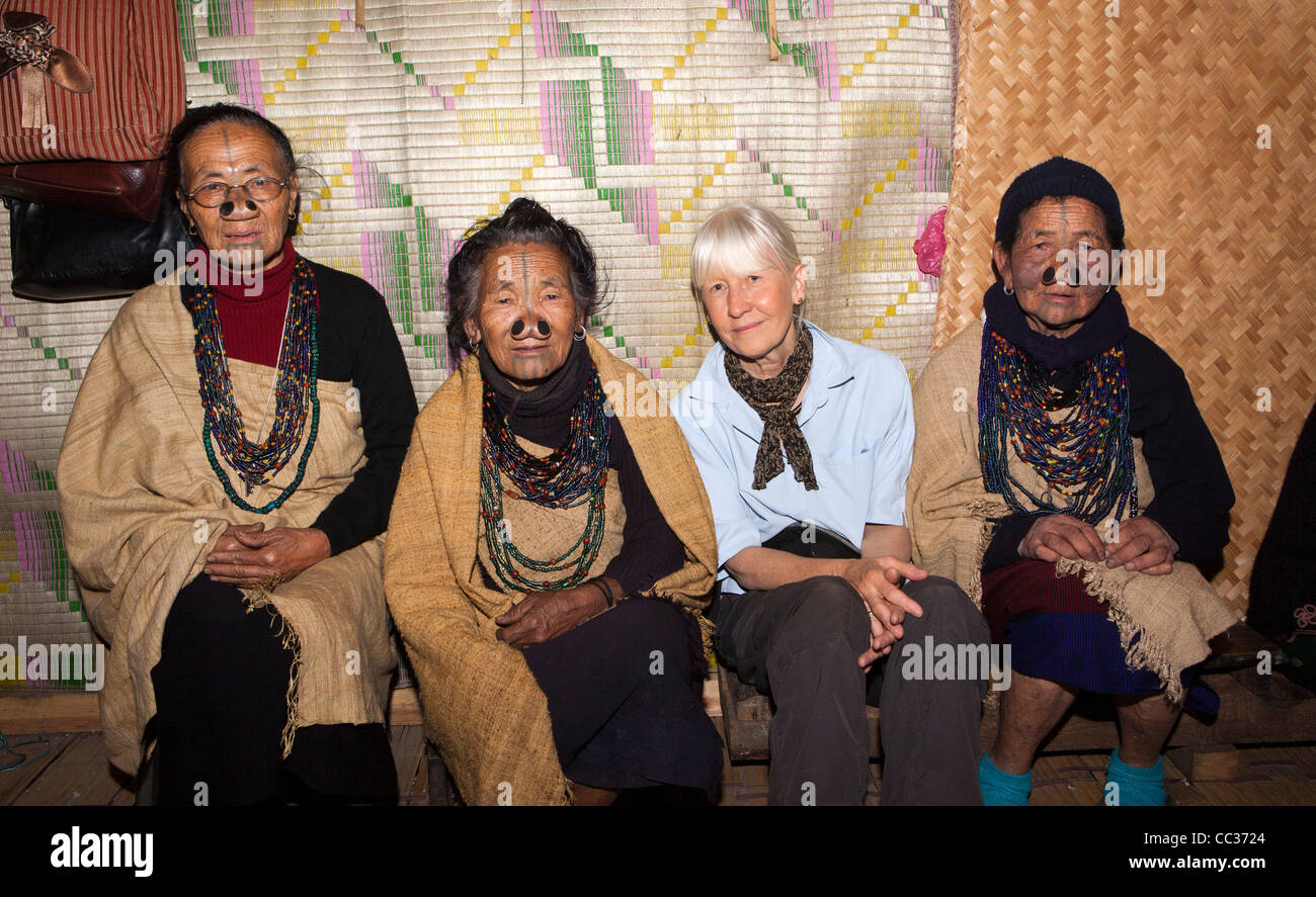 India, Arunachal Pradesh, Ziro Valle, Mida, gruppo di vecchi tatuati Apatani donne con visitatore occidentale Foto Stock