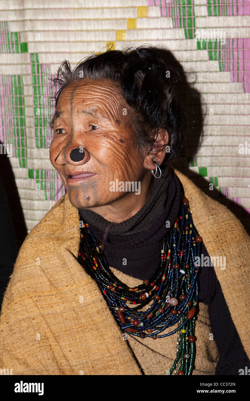 India, Arunachal Pradesh, Ziro Valle, Mida, faccia di vecchi tatuati Apatani donna con tatuaggi facciali e tappi di naso Foto Stock