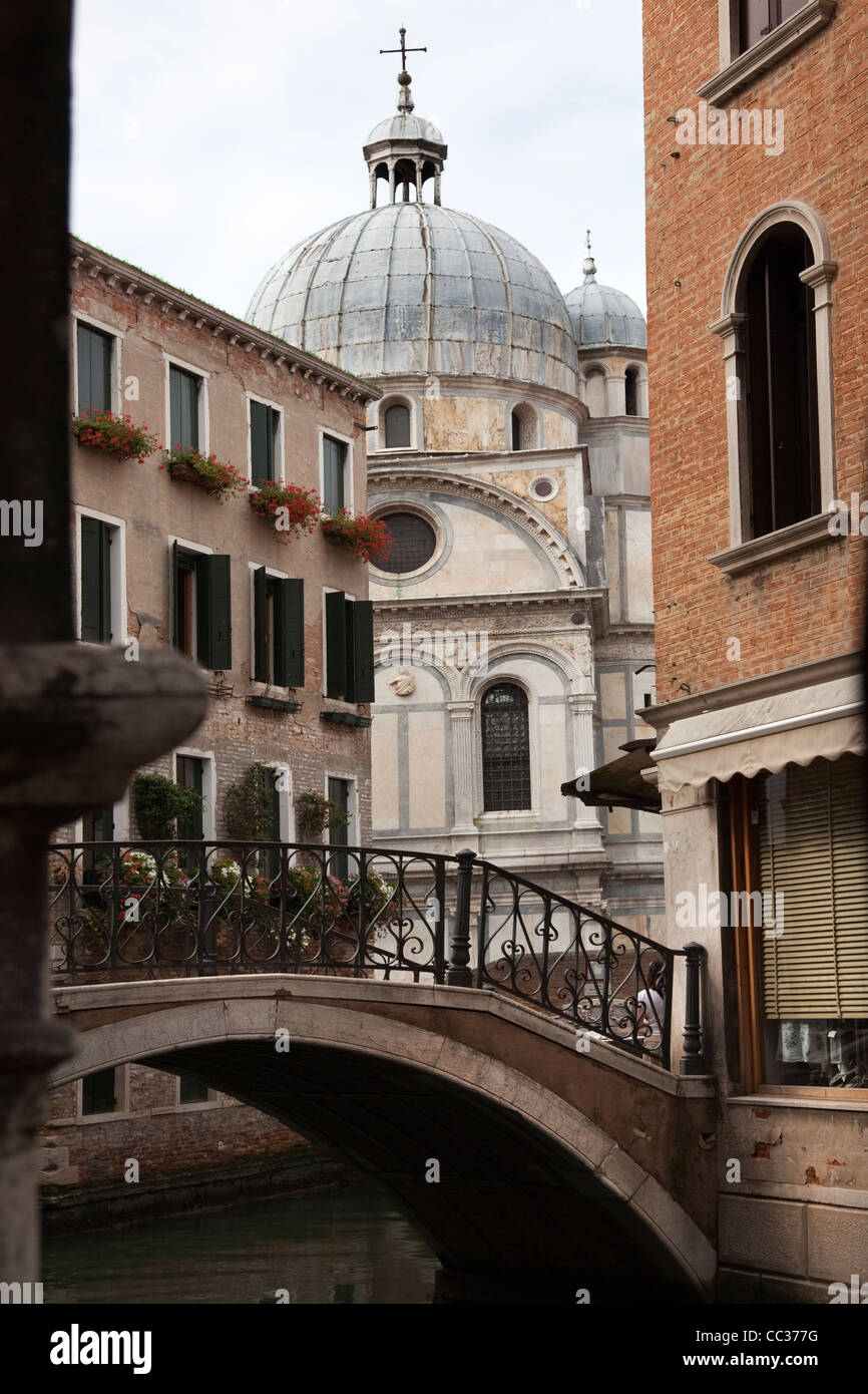 Vista del canal grande e il ponte di Santa Maria dei Miracoli chiesa in Venezia, Italia e Europa Foto Stock